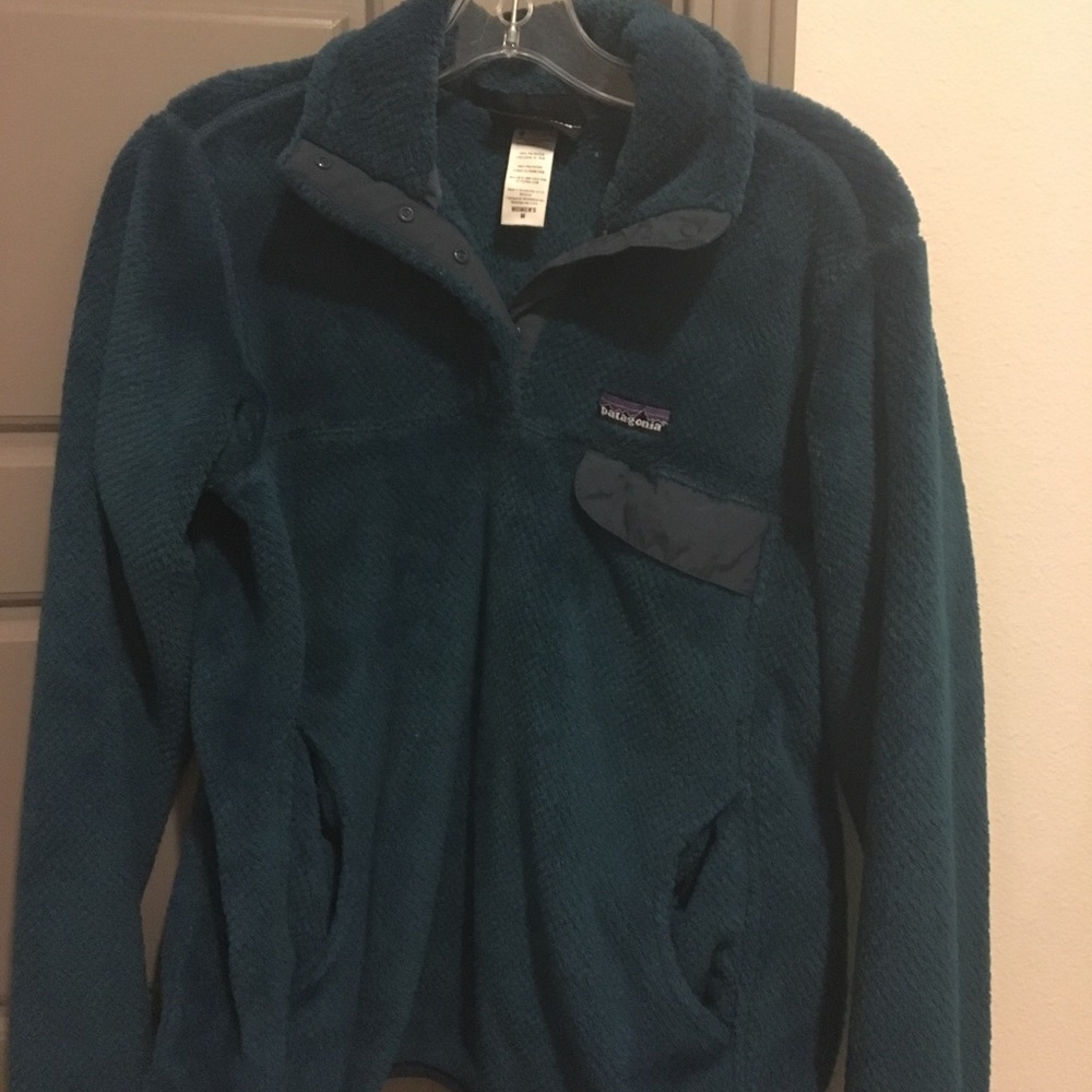 Women’s blue Patagonia fleece pull over